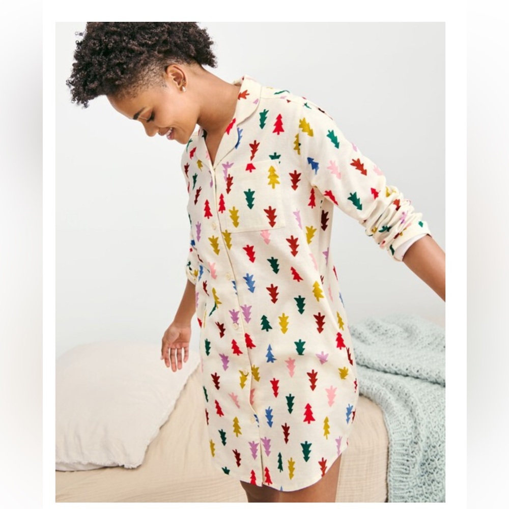 Hanna Andersson Holiday Flannel Nightshirt in Festive Forest on Ecru (Small)